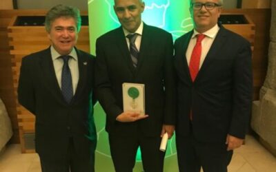 El Consejo General entrega a Guillermo Schwartz la medalla en reconocimiento por su labor farmacéutica