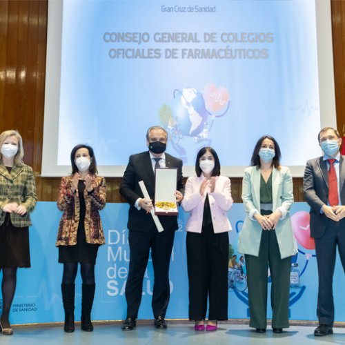 Los farmacéuticos reciben la Gran Cruz de la Orden Civil de Sanidad