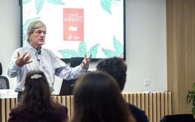 El enfermo de osteoporosis no es consciente de serlo ante la falta de dolor, explica el doctor Manuel Sosa