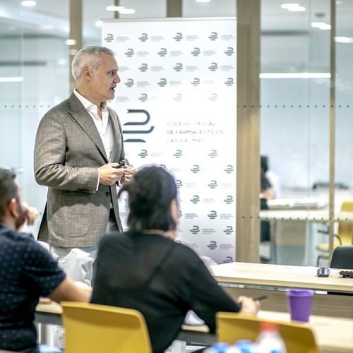 Una decena de farmacéuticos se prepara para atender a los medios de comunicación