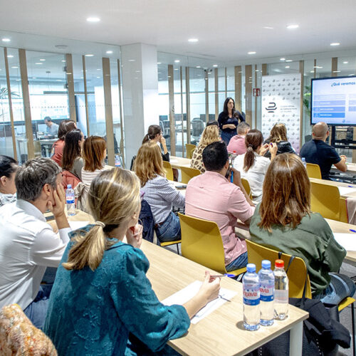 Un centenar de colegiados reciben formación sobre las dudas más frecuentes en las oficinas de farmacia