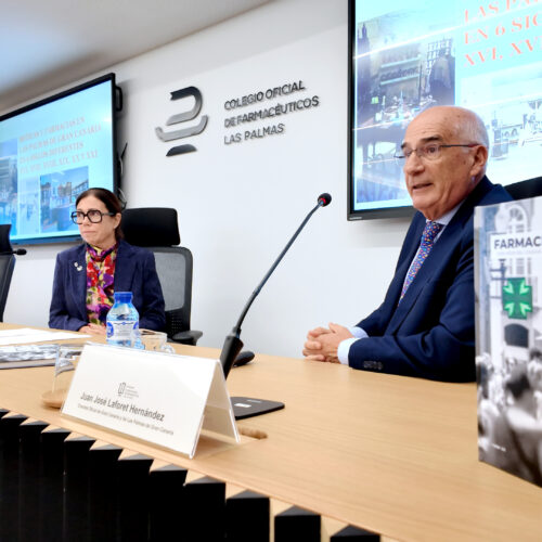 «Las boticas fueron durante años las redes sociales del pasado siglo en Canarias”, explica J.J. Laforet en la presentación de los actos del centenario